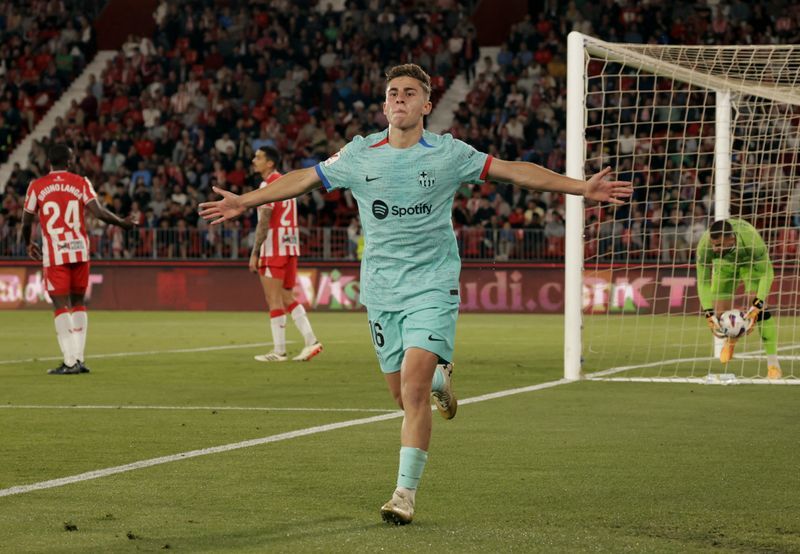 Soccer-Lopez double move Barca closer to top two finish with win over Almeria