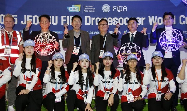 Mayor Woo Beom-gi held the "2025 Jeonju Drone Soccer World Cup Announcement Ceremony" at the drone soccer field set up at the Venetian Expo in the Tech West exhibition hall of CES 2024, the world's largest consumer electronics and IT trade show, taking place in Las Vegas, USA, on the 10th local time.