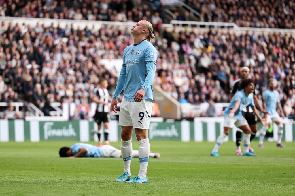 NEWCASTLE UPON TYNE, ENGLAND - SEPTEMBER 28: Erling Haaland of Manchester City reacts after missing a chance during the Premier League match between Newcastle United FC and Manchester City FC at St James Park on September 28, 2024 in Newcastle upon Tyne, England. (Photo by Matt McNulty/Getty Images)