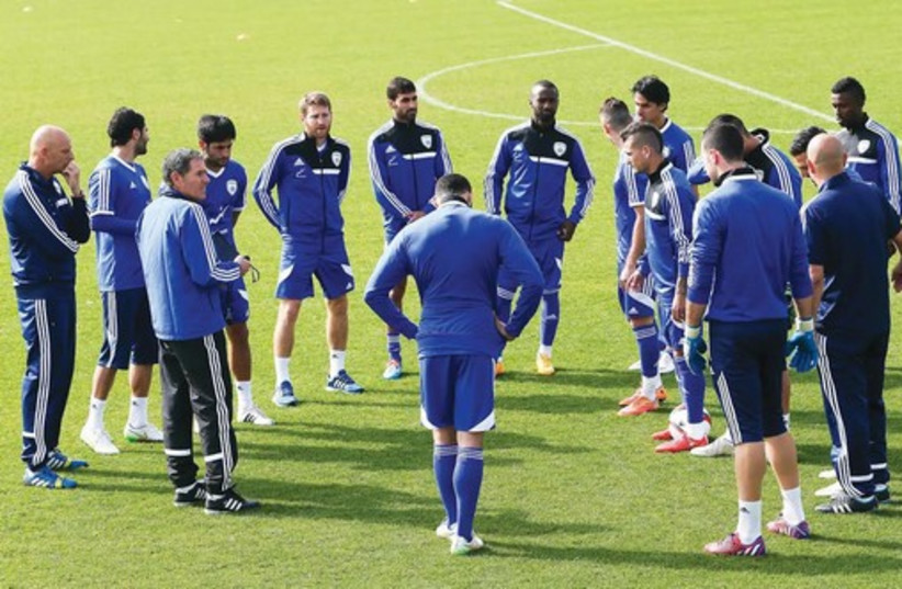 Israeli national soccer team meets during practice (credit: ADI AVISHAI)