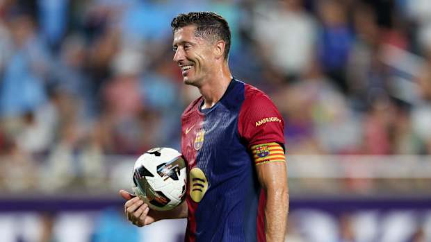 Barcelona forward Robert Lewandowski (9) gets ready to take a penalty kick in a tie breaker during a Champions Tour friendly.