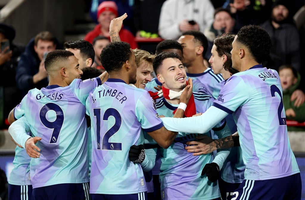 BRENTFORD, ENGLAND - JANUARY 01: Gabriel Martinelli of Arsenal celebrates scoring his teams third goal with teammates during the Premier League match between Brentford FC and Arsenal FC at the Brentford Community Stadium on January 01, 2025 in Brentford, England. (Photo by Richard Heathcote/Getty Images)