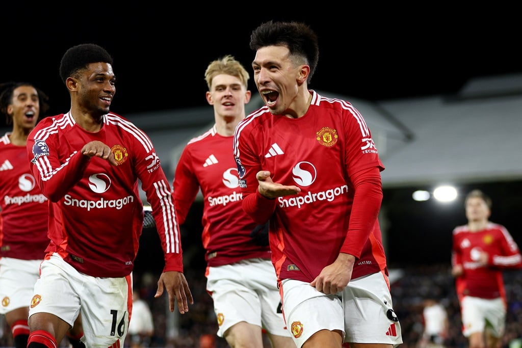 LONDON, ENGLAND - JANUARY 26: Lisandro Martinez of Manchester United celebrates scoring his teams first goal during the Premier League match between Fulham FC and Manchester United FC at Craven Cottage on January 26, 2025 in London, England. (Photo by Clive Rose/Getty Images)