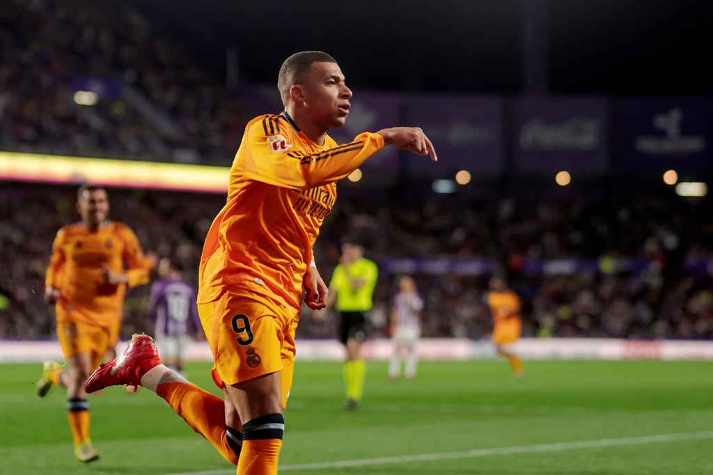 VALLADOLID, SPAIN - JANUARY 25: Kylian Mbappe of Real Madrid celebrates 0-1 during the LaLiga EA Sports  match between Real Valladolid v Real Madrid at the Estadio Nuevo Jose Zorrilla on January 25, 2025 in Valladolid Spain (Photo by Cesar Ortiz Gonzalez/Soccrates/Getty Images)