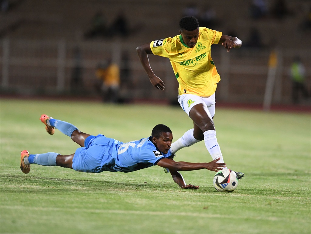 POLOKWANE, SOUTH AFRICA - JANUARY 22: Teboho Mokoena of Mamelodi Sundowns and Tshepo Kakora of Magesi FC during the Betway Premiership match between Magesi FC and Mamelodi Sundowns at Old Peter Mokaba Stadium on January 22, 2025 in Polokwane, South Africa. (Photo by Philip Maeta/Gallo Images)