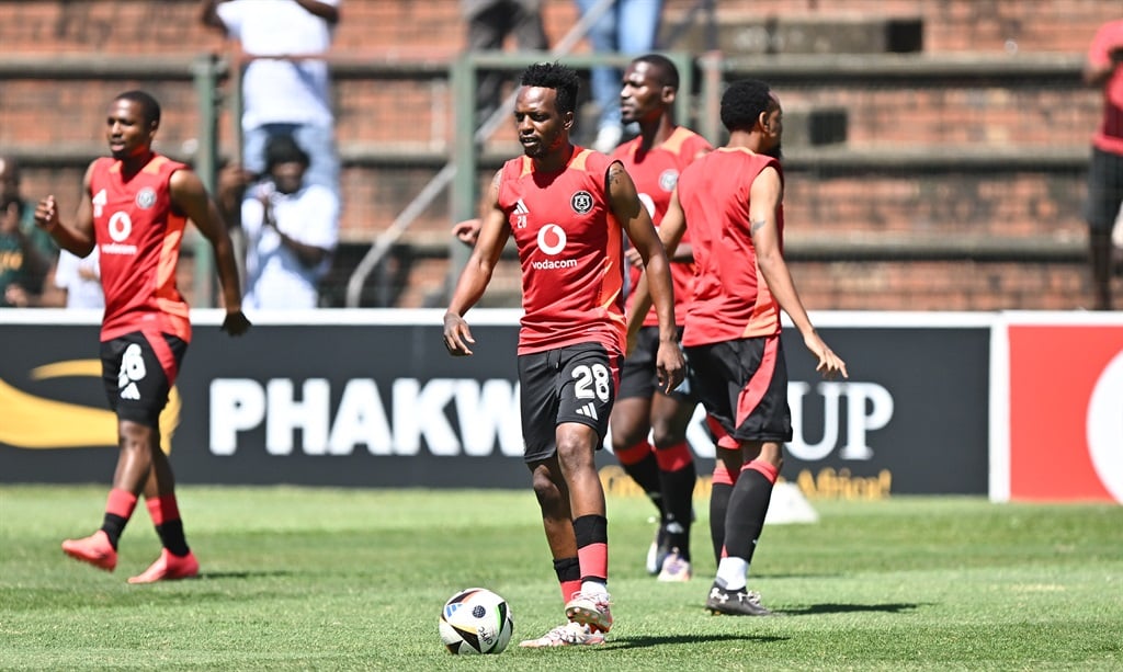 DURBAN, SOUTH AFRICA - JANUARY 26: Orlando Pirates warming up during the Nedbank Cup, Last 32 match between Richards Bay and Orlando Pirates at King Zwelithini Stadium on January 26, 2025 in Durban, South Africa. (Photo by Gerhard Duraan/Gallo Images),}ÁÅÊ